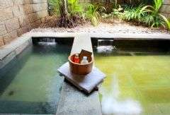 稀有海底溫泉