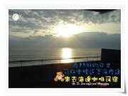 房門口日出-可以走坡道下去海邊.jpg